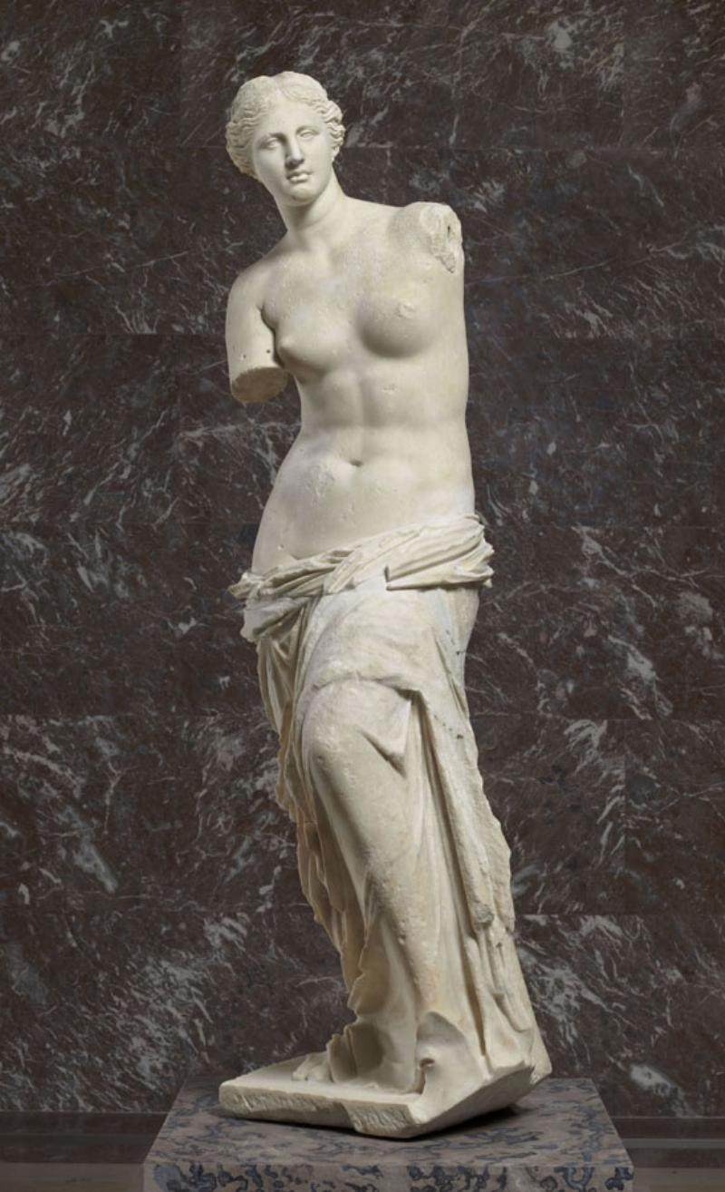 La célèbre statue Vénus de Milo en marbre antique au musée du Louvre, une icône de la beauté hellénistique et de l'art classique français.